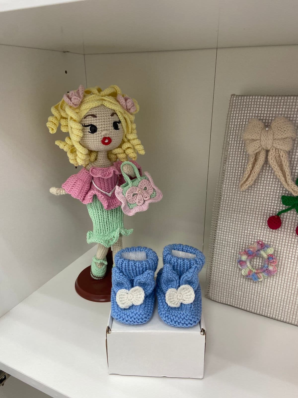 Подарки и аксессуары, связанные вручную